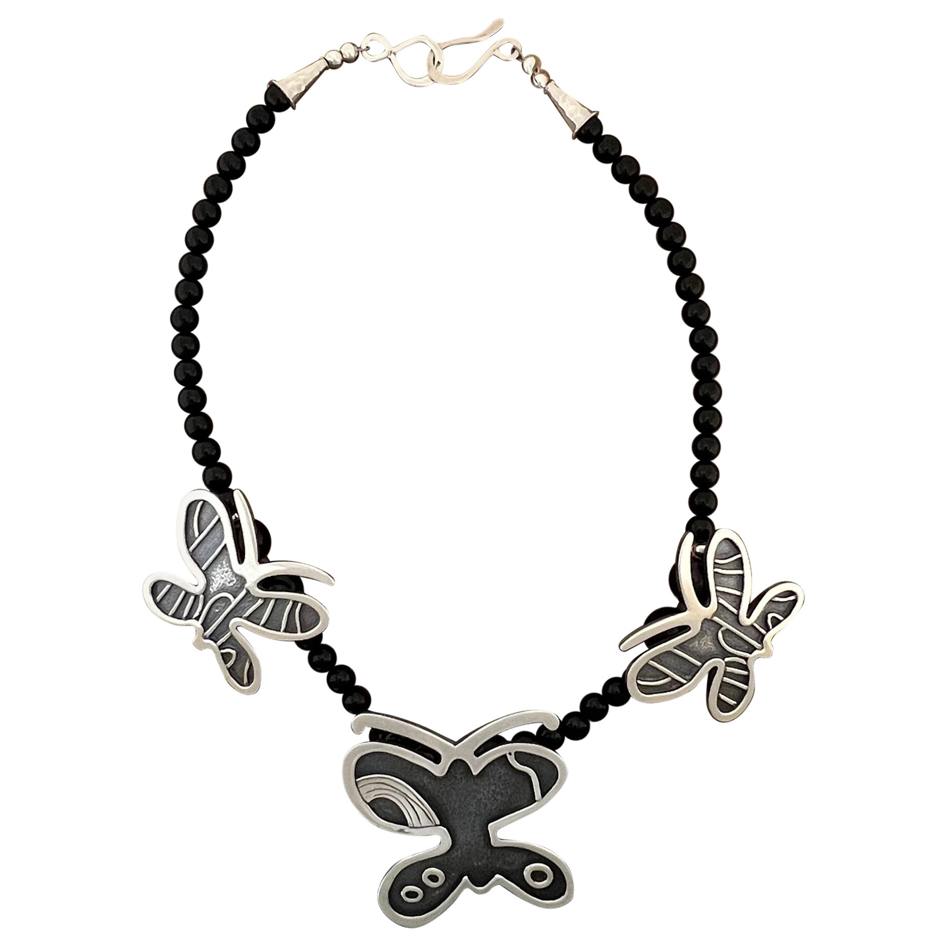 Collier de papillons conçu par Melanie A. Yazzie, Navajo, perles d'argent et onyx
