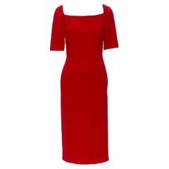 Valentino firma un abito midi in crêpe rosso con scollo quadrato e maniche corte IT40