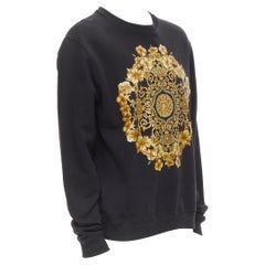 VERSACE Pull équipage en coton noir et or baroque avec motif hibiscus Méduse, Taille S