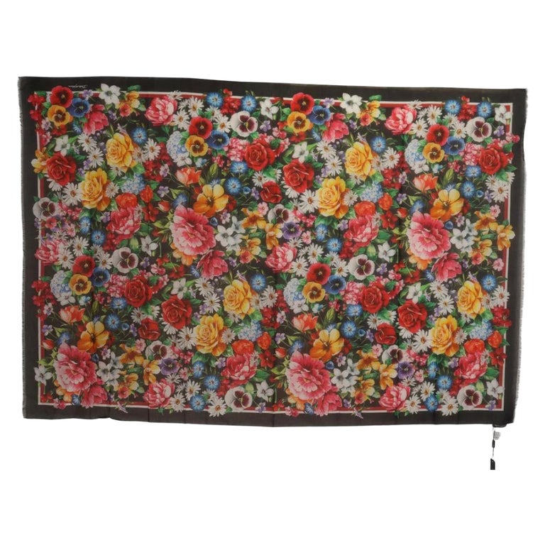 Dolce and Gabbana women scarf with floral print crafted from cotton