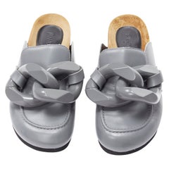 JW ANDERSON in pelle grigia con catena oversize e mocassino a punta tonda EU38