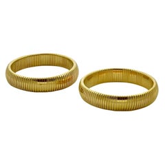 Paire de bracelets jonc à chaîne Omega en plaqué or, c. 1980