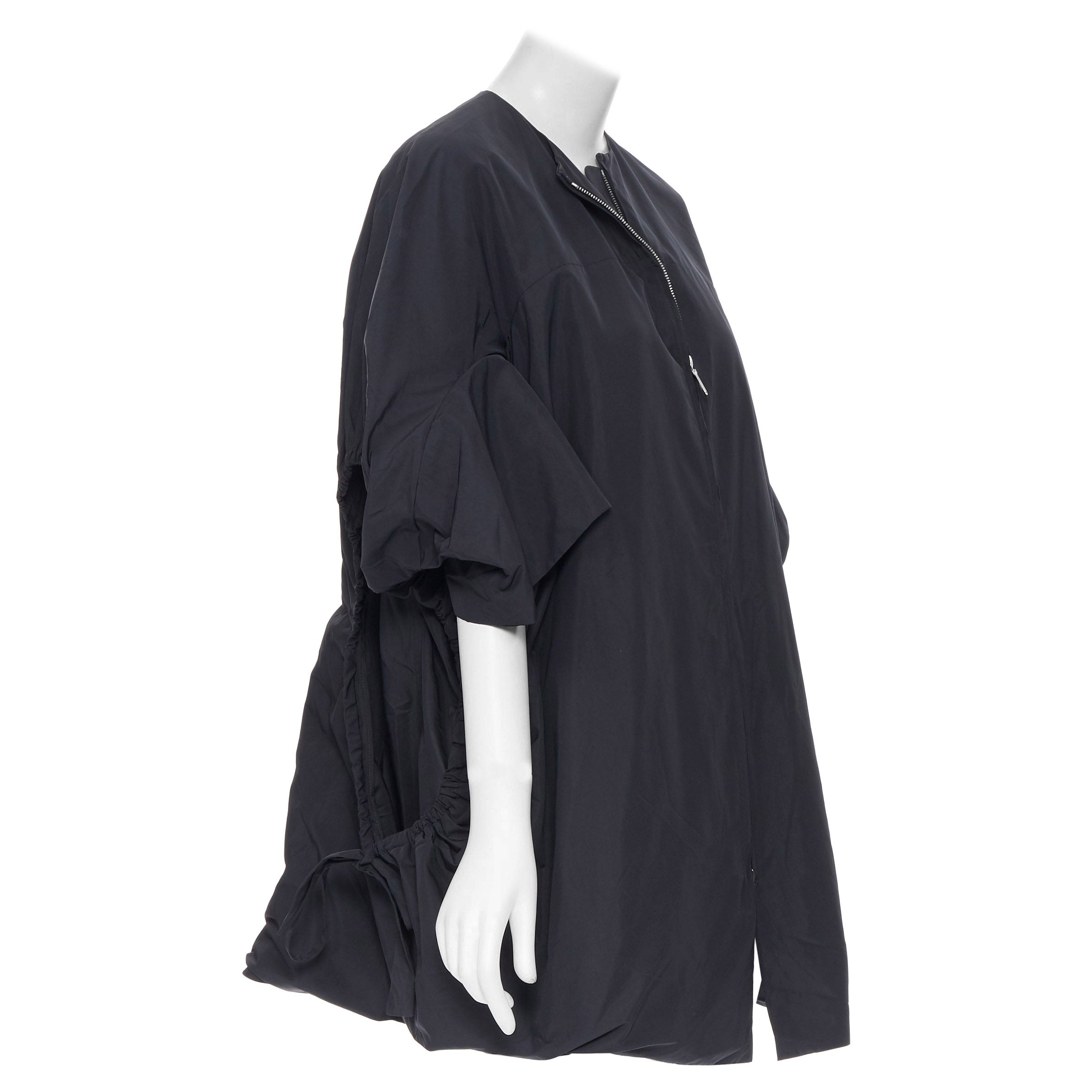 Manteau cocon de défilé YVES SAINT LAURENT en nylon noir à cordon coulissant FR38 S, 2009 en vente