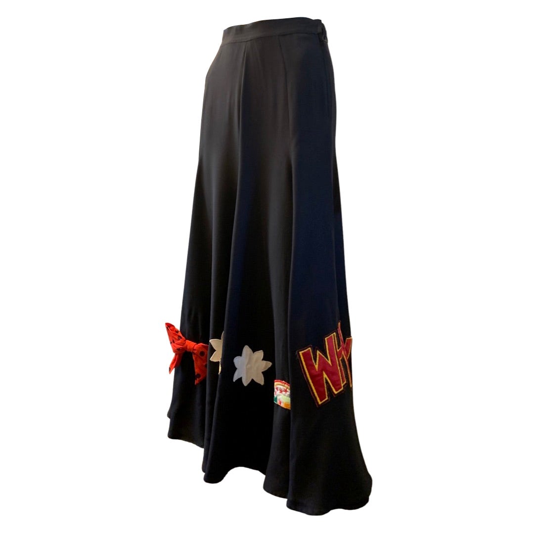 Questo pezzo è davvero un sogno per i collezionisti e dovrebbe trovarsi nel museo Moschino di Milano. Questo pezzo è stato disegnato da Franco Moschino (1950-1994) quando era ancora in vita per la maison. È un meraviglioso esempio del suo estroso