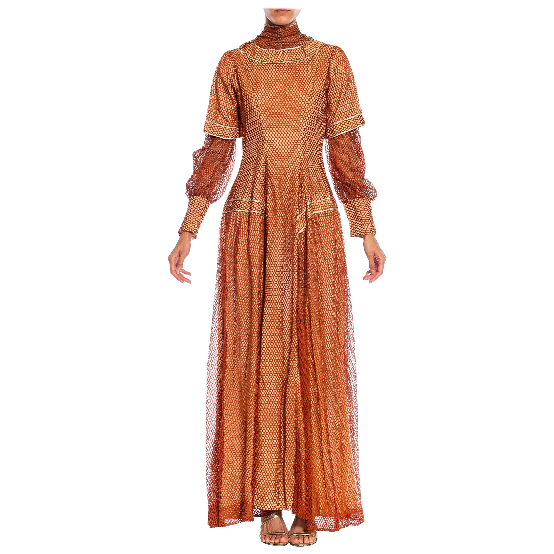Bronzefarbenes, blassrosa Satinkleid mit langen Ärmeln aus Seidennetz im viktorianischen Stil im Angebot