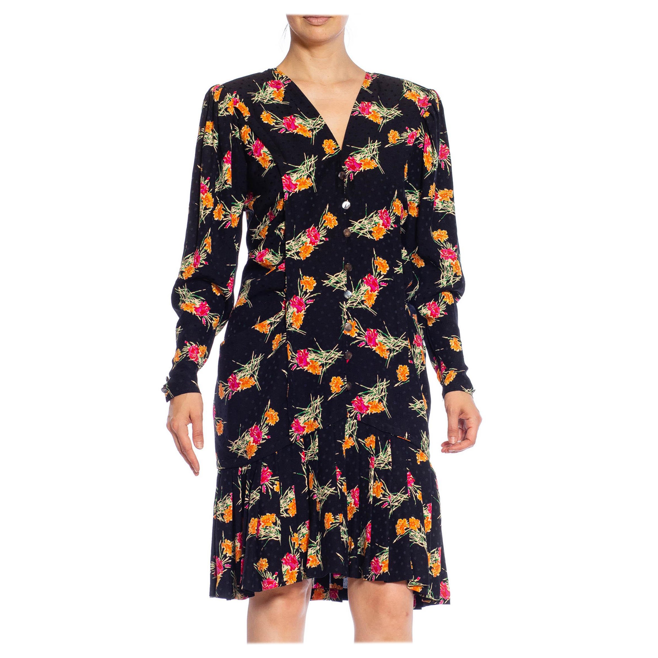 EMANUEL UNGARO - Robe à manches longues en soie à fleurs noires, roses et orange avec poignet, années 1980