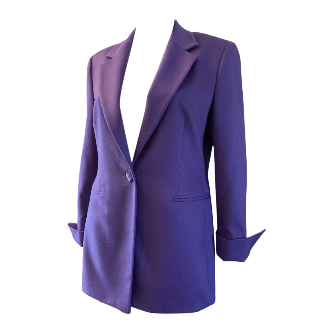 This color is stunning. Cashmere that is a cross between purple and lilac with the most beautiful iridescent inside lining. Gianfranco Ferre designed a modern classic that will never go out of style. The turned up sleeve cuff makes this blazer very