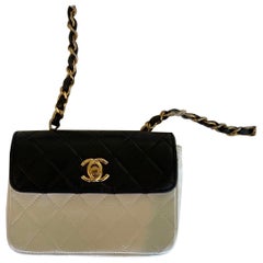 Schwarz-weiße Vintage-Mini-Klappen-Umhängetasche von Chanel aus den 90ern mit 24 Karat vergoldet CC