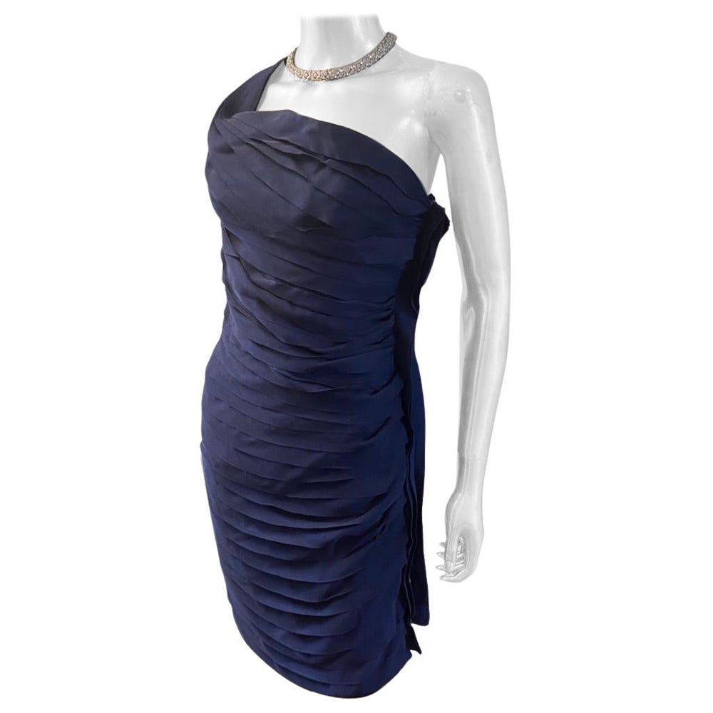 2008 fue un gran año para la casa Lanvin. Las dos colecciones de ese año diseñadas por Alber Elbaz fueron consideradas de las mejores de su carrera. Este vestido azul marino de grossgrain es una obra de arte drapeada. Mostrado en la colección de