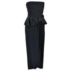 ALBERT NIPON Schwarzes Kleid mit Schößchen und drapierter Rose Größe 6