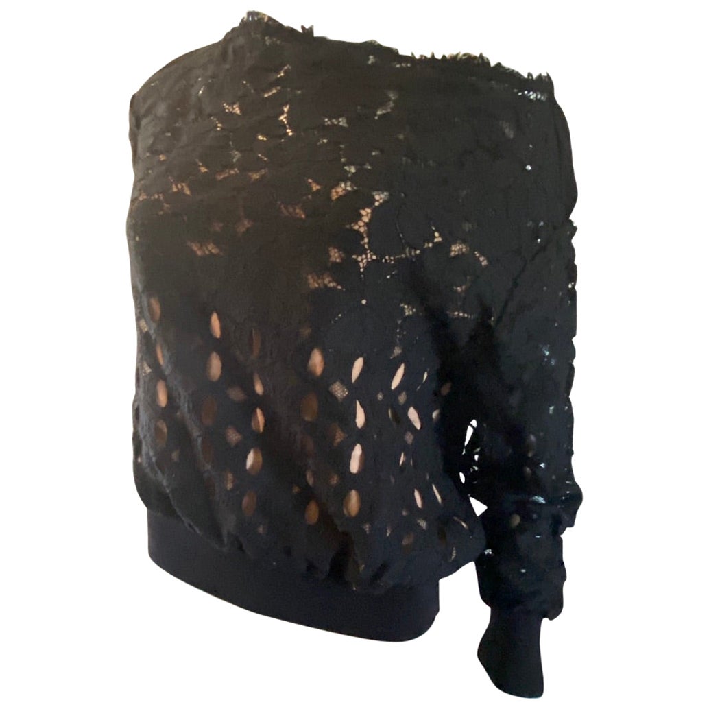 Direkt vom Laufsteg in Paris 2015 zeigte Alber Elbaz eine erstaunliche Kollektion mit schwarzer Spitze, gefüttert mit kontrastierender Seide, um einen 3D-Effekt zu erzeugen. Diese Pull-over-Blusen aus dieser Kollektion. Die Details an dieser Bluse