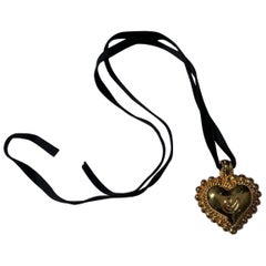 Pendentif/ collier vintage Christian Lacroix en forme de cœur en or sur ruban de velours, années 90