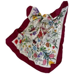 Gucci - Écharpe en soie à motif floral avec bordure bourgogne, années 1980 