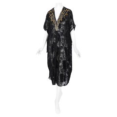 Titel: Thea Porter Couture Vintage 1977 Schwarze bestickte Abaya aus Samt im Seidenschliff mit Samtbesatz 