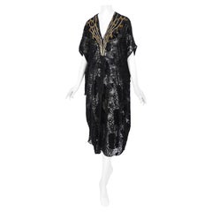 Abaya Thea Porter Couture vintage 1977 de terciopelo cortado de seda negra bordada
