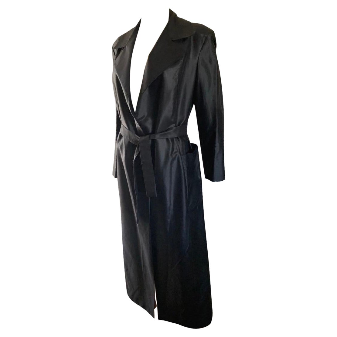 A very sexy Trench coat from Vintage Italian Designer Collection Extē. They were a very successful high-end Italian label. The jacket is impeccably made with French seams throughout the interior. Large patch pockets on the exterior with removable