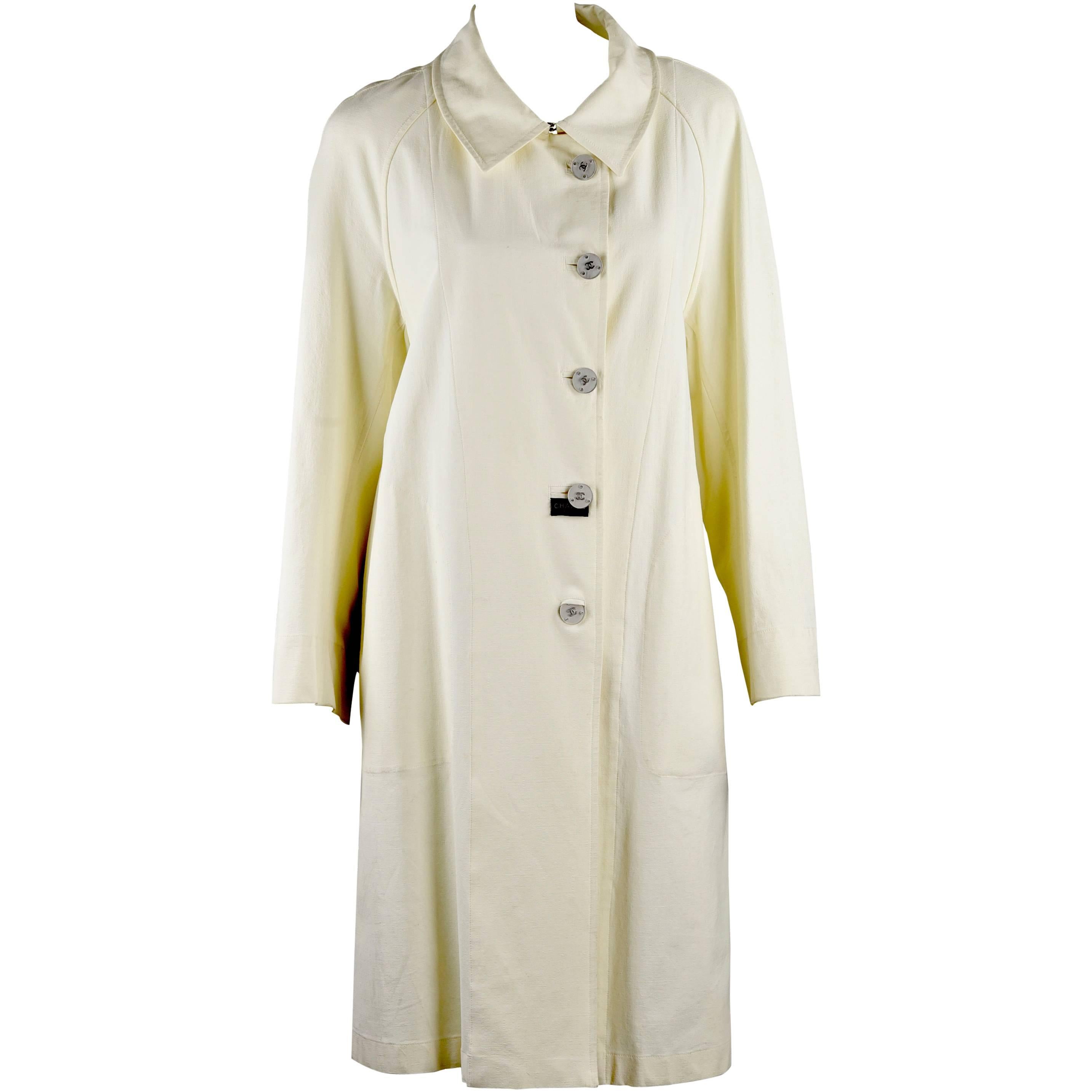 Chanel 1999P White Raincoat Size 40 For Sale