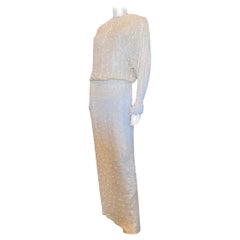 Vestido de seda color crema adornado con perlas y abalorios de Pavé Beverly Hills Talla 8