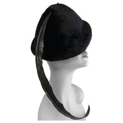 1970 Yves Saint Laurent Sombrero moldeado de fieltro de piel negro con pluma lacada LARGA