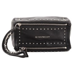 Givenchy Pandora Clutch mit Nieten aus Leder für das Handgelenk