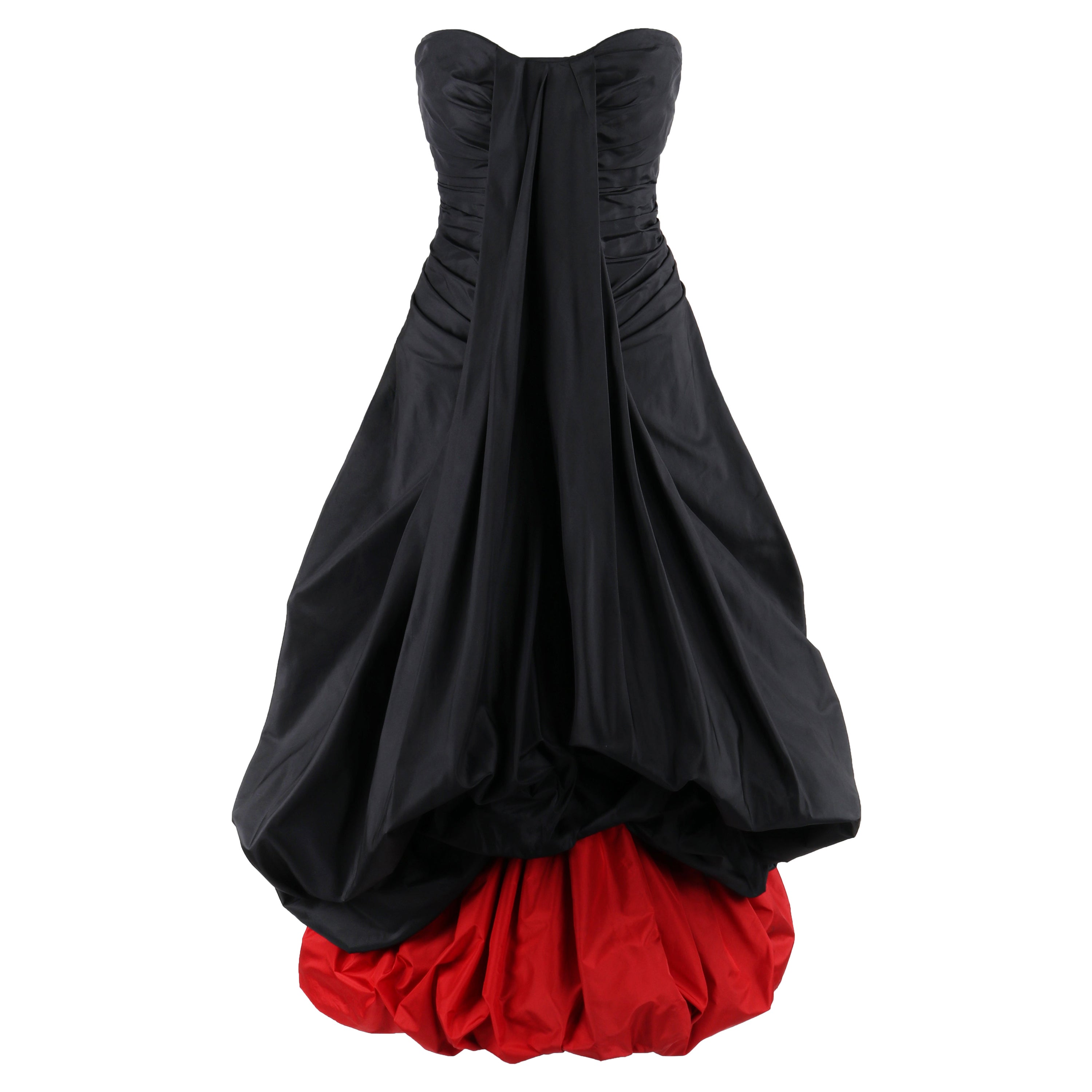 ALEXANDER McQUEEN H/W 2007 „Witches“ Abendkleid aus schwarzem und rotem Seidentaft mit Blasenmuster im Angebot