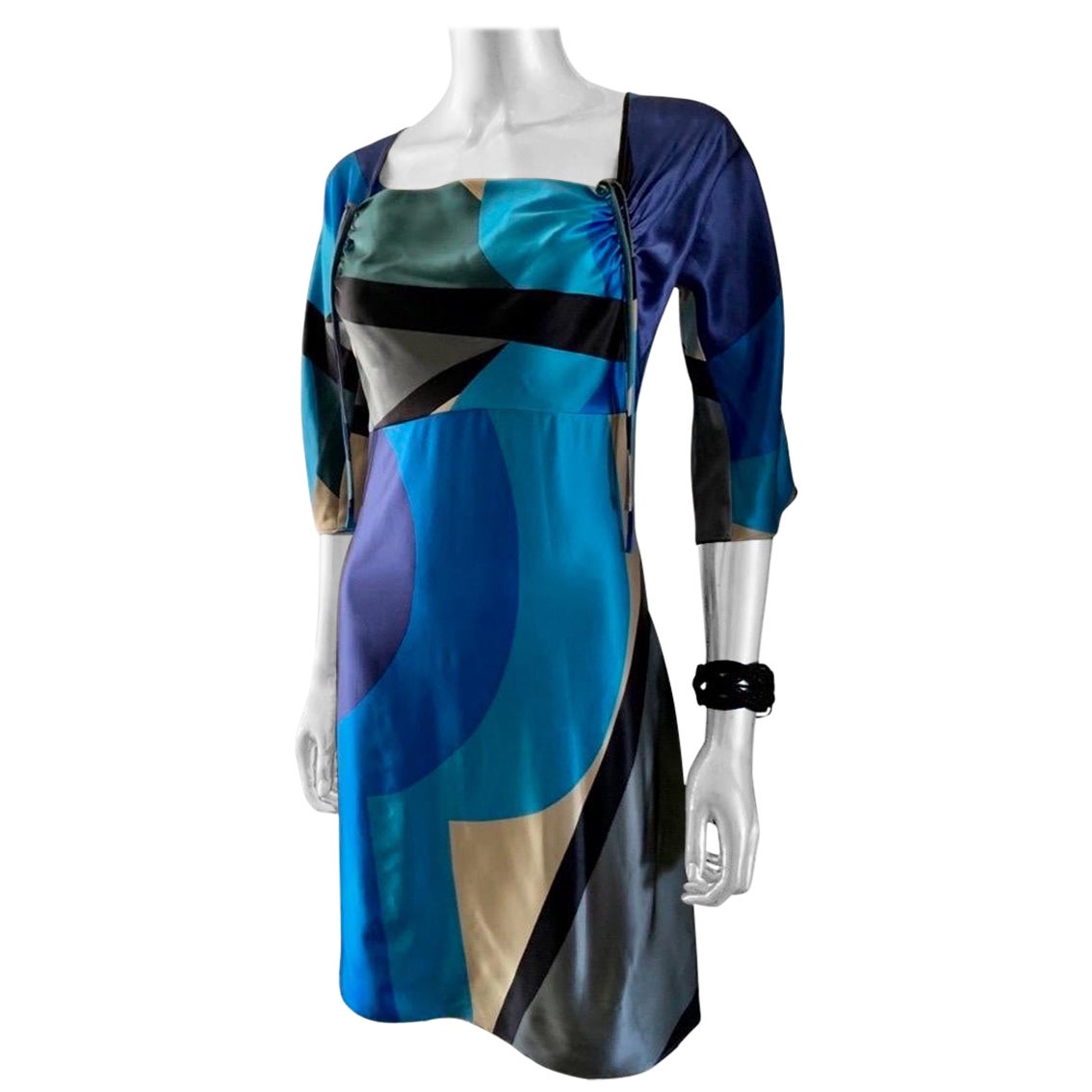 Une robe très difficile à trouver de la légendaire créatrice d'imprimés Vera Neumann, qui était la reine du foulard en soie la plus populaire au monde dans les années 60 et 70. Cette robe fourreau chic a été réalisée dans un imprimé brillant en