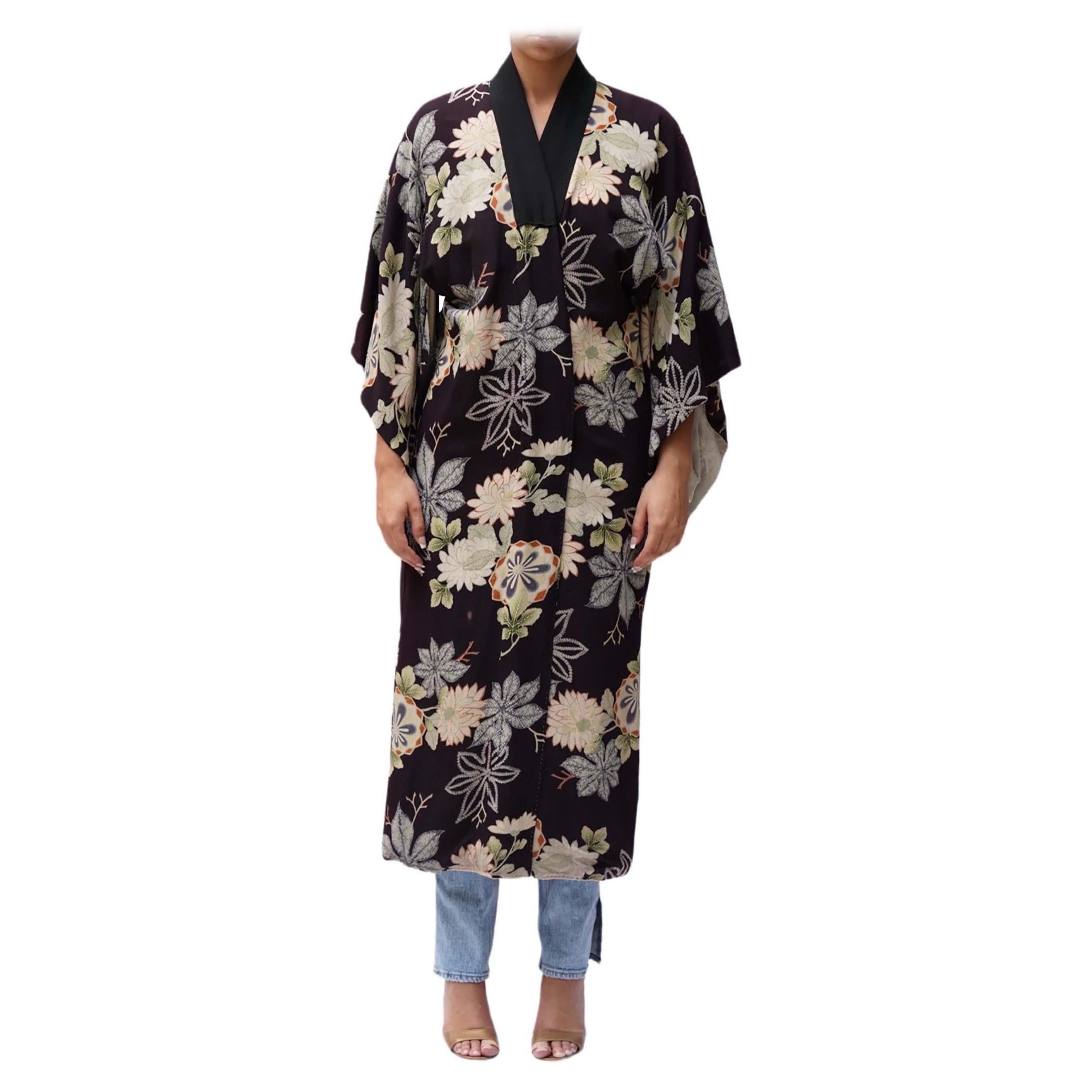 Kimono des années 1930, imprimé à la main, imprimé à fleurs d'aubergine et doublé de coton en vente
