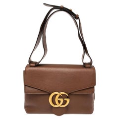 Gucci Braune GG Marmont Umhängetasche aus gekörntem Leder mit Klappe