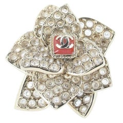 Chanel Brooche in Gold Tone Metal Hardware