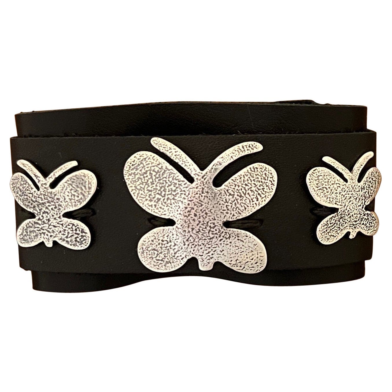 Manchette réglable en cuir texturé papillon de Melanie Yazzie