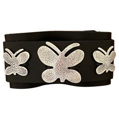 Manchette réglable en cuir texturé papillon de Melanie Yazzie