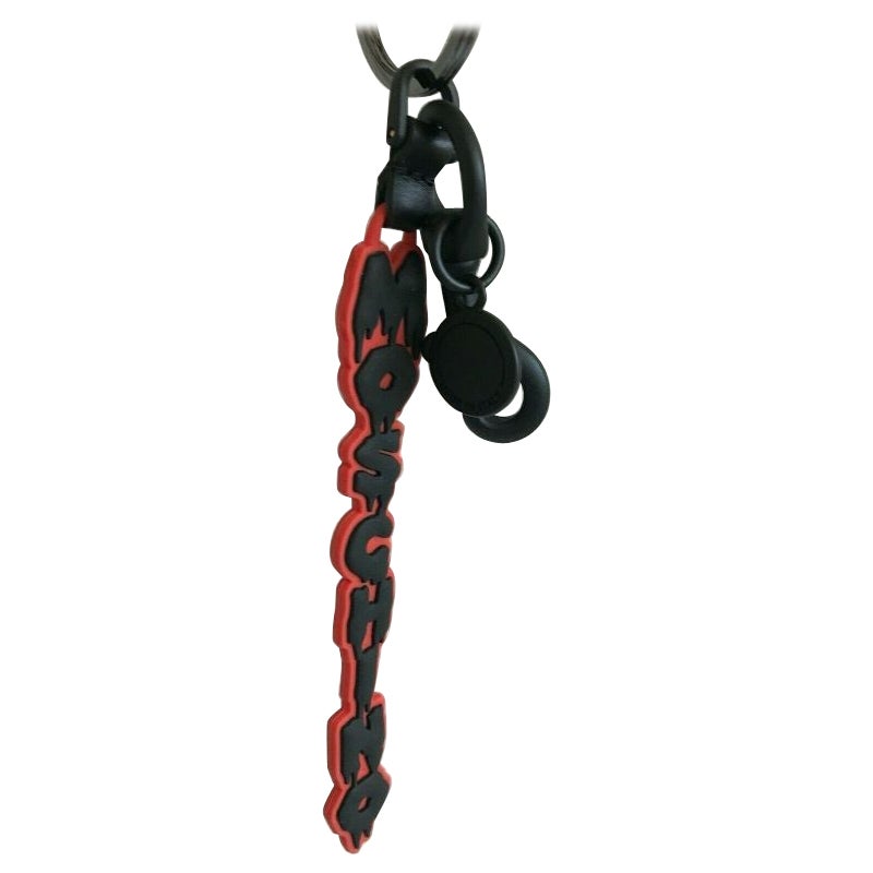 SS20 Moschino Couture Jeremy Scott Halloween Rote Schlüsselanhänger mit schwarzem Dripping-Logo im Angebot
