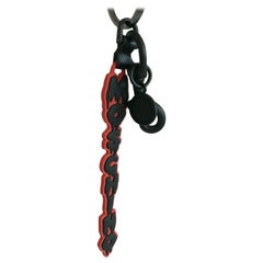 Porte-clés Moschino Couture rouge Halloween avec logo noir coulissant SS20 de Jeremy Scott