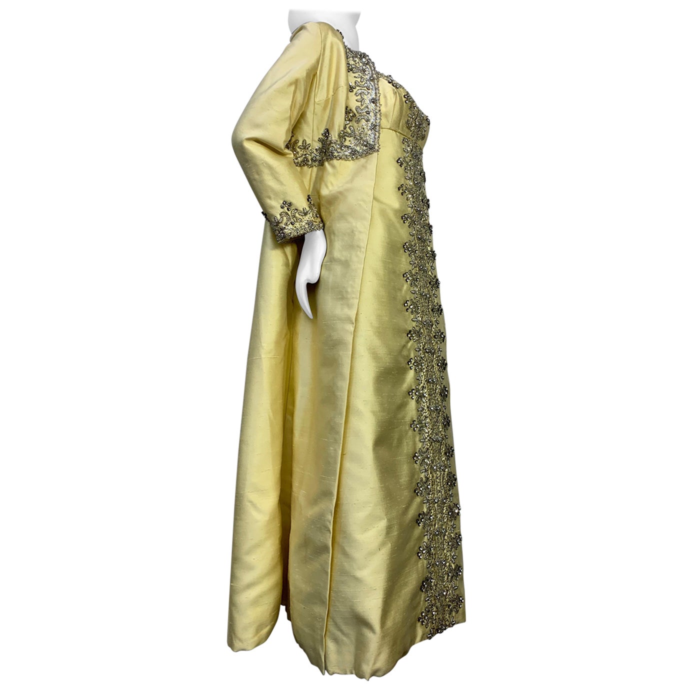 Bernetti - Ensemble manteau et robe opéra en soie citrine avec perles extravagantes, années 1960  en vente