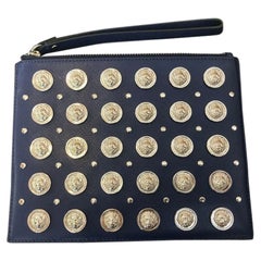 Versus Versace - Pochette en cuir bleue entièrement recouverte d'ornements avec logo en argent, taille M