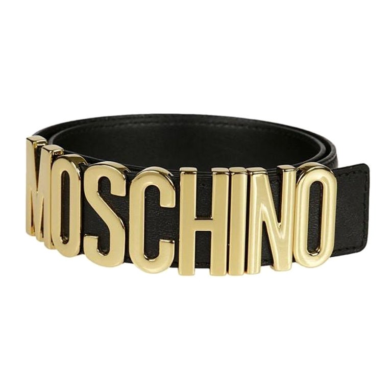 Moschino Couture Jeremy Scott Cinturón de piel negra brillante con logotipo en letras doradas en venta