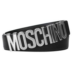 SS17 Moschino Couture Jeremy Scott Cinturón de piel negro con logotipo de letras plateadas