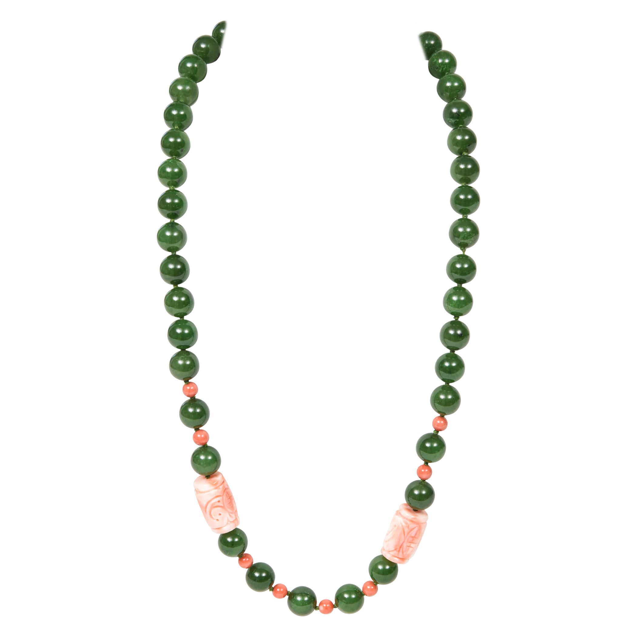 Collier chinois du milieu du 20e siècle en perles de jade et corail sculpté avec fleur en argent  en vente