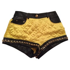 Moschino Couture Jeremy Scott Barbie Gelbe gesteppte Shorts aus Leder mit Lederdetails