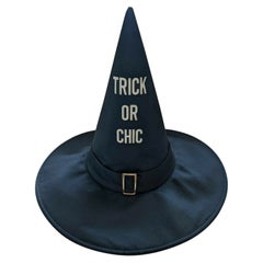 SS20 Moschino Couture Jeremy Scott Cappello da strega in raso nero e bianco Trick or Chic