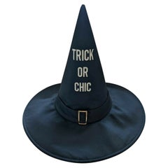 SS20 Moschino Couture Jeremy Scott Schwarzer Satin-Weißer Witchhut mit weißem Trick oder Chic