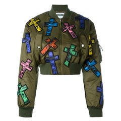 Moschino Couture Jeremy Scott Allover Bunte Kreuz-Patch-Cropped Bomberjacke