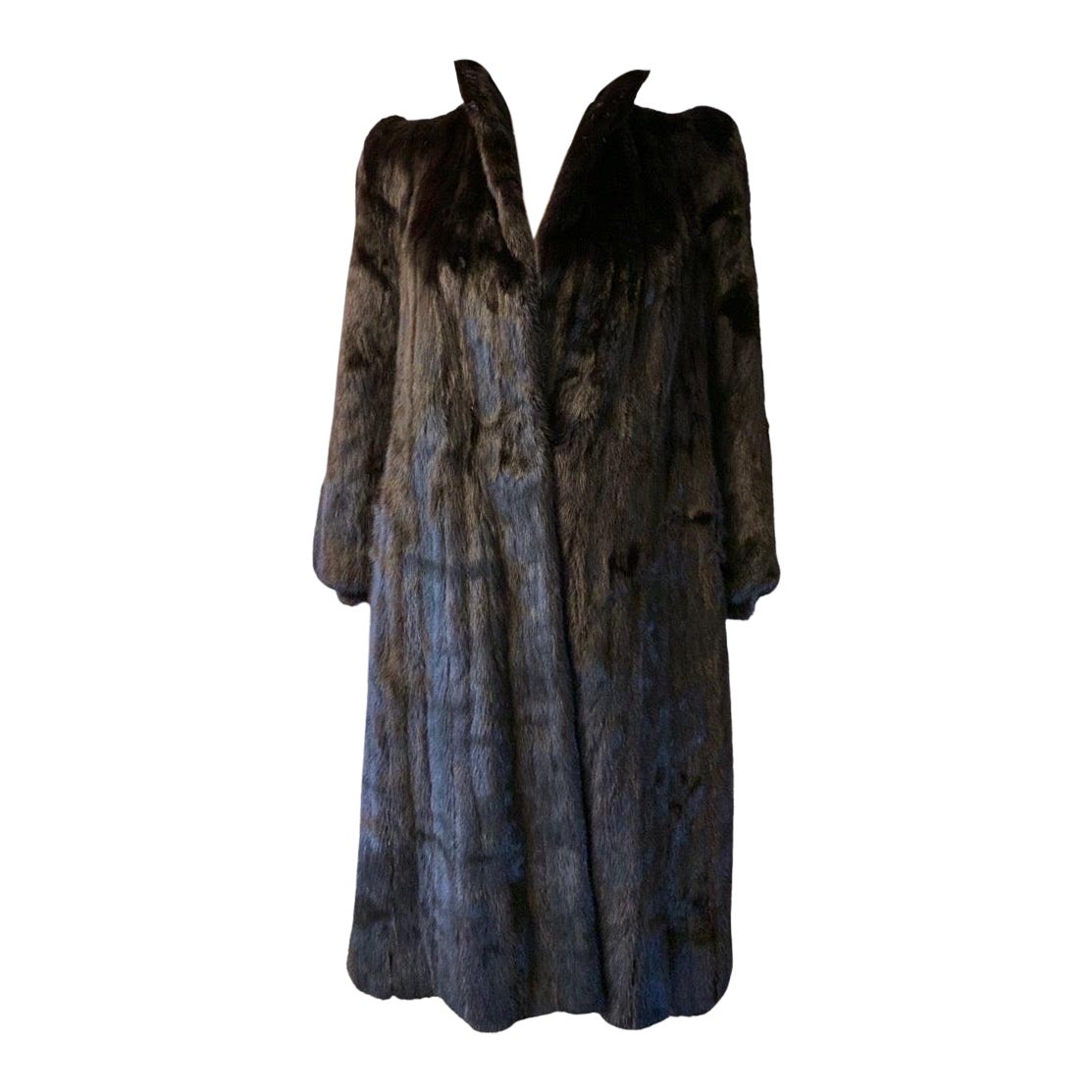 Questo visone è stato curato con amore da quando è stato acquistato nuovo a New York. Disegnato dal leggendario designer di New York Adolfo, è un visone marrone scuro di altissima qualità. In alcune luci sembra nero. È stato conservato correttamente