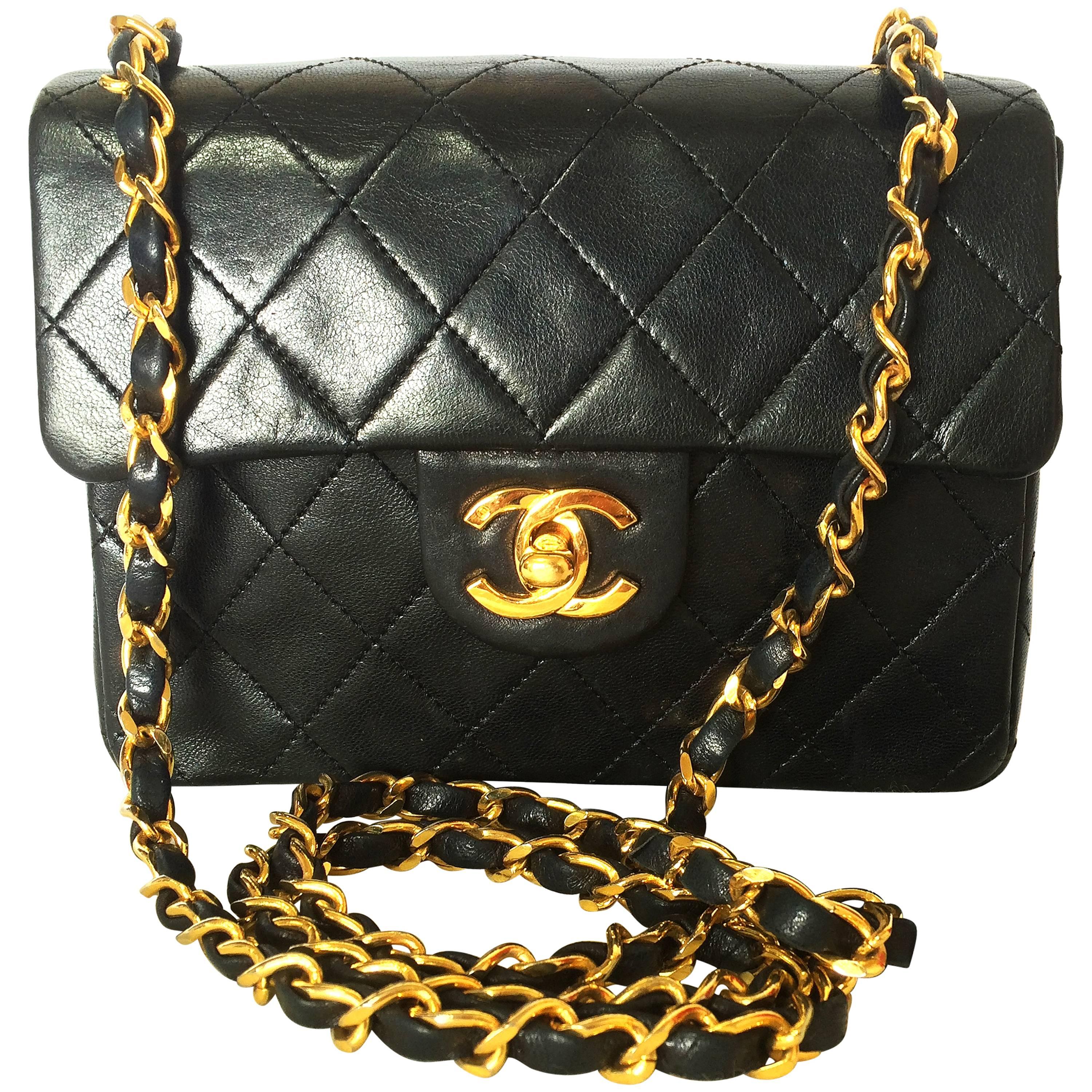Vintage CHANEL black lamb leather flap chain shoulder bag, classic 2.55 mini bag For Sale