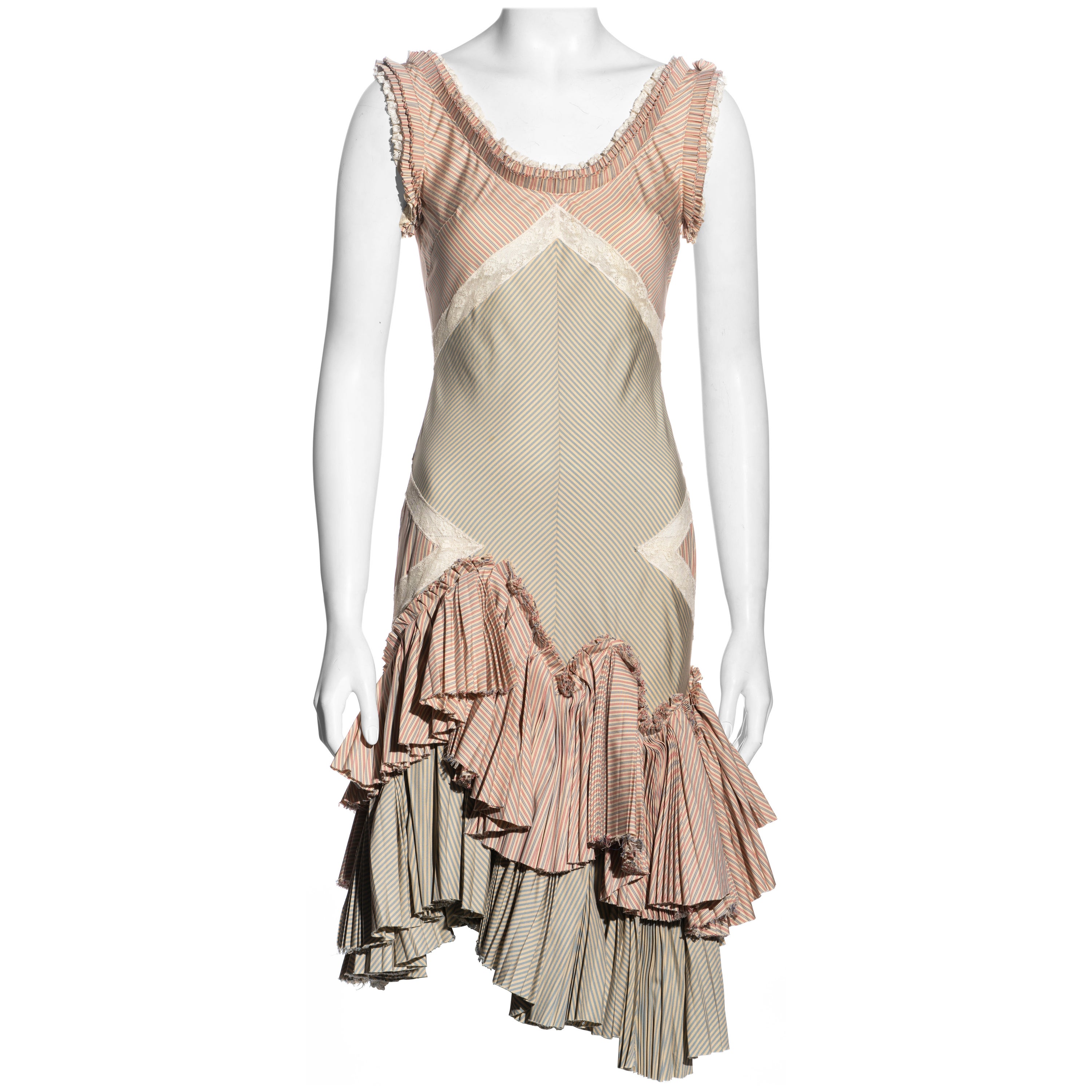 Alexander McQueen Gestreiftes Kleid aus Baumwolle und Spitze mit plissiertem Rock, Frühjahr/Sommer 2005