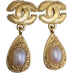Retro CHANEL teardrop shape dangling earrings with faux pearl and CC mark. 
