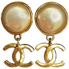 Vintage CHANEL round white faux pearl and golden CC dangling earrings. Iconic CC