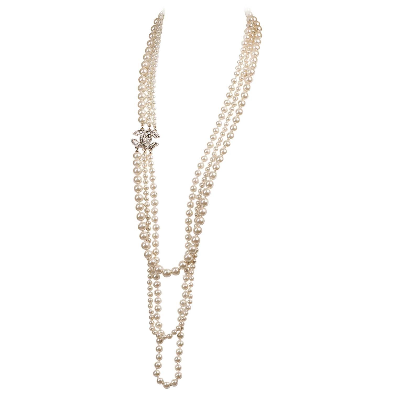 UNWORN Fabulous Chanel 3 String Pearl Sautior - Double 'C' Art Deco Style inset 
