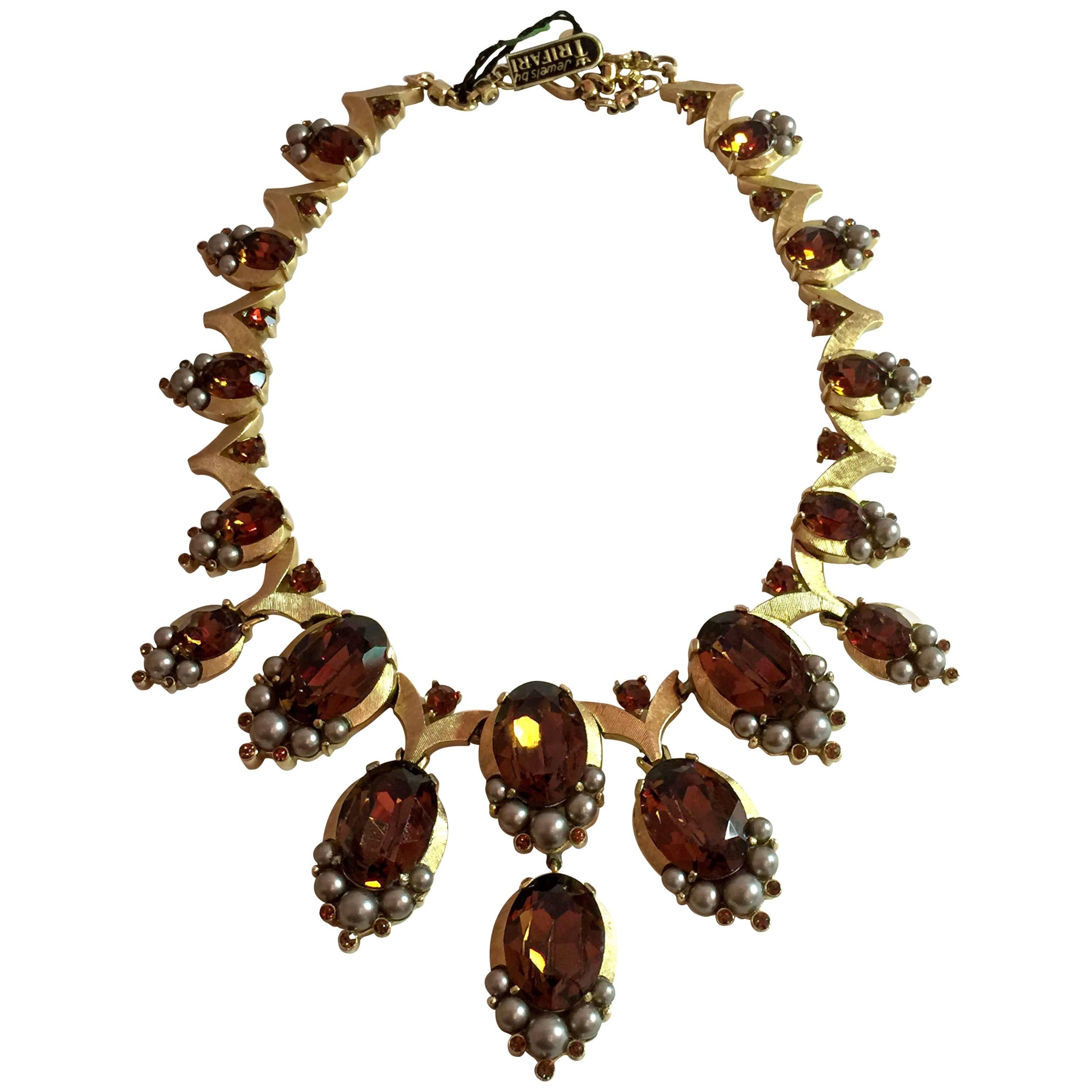 Glamorous 1950s TRIFARI Brushed Matte Goldtone Faux Topaz & Smoke Pearl Necklace For Sale