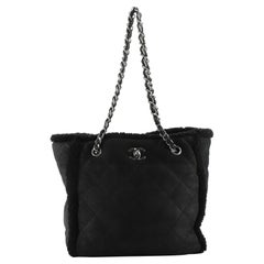 Chanel Coco Neige Einkaufstasche aus gestepptem Shearling Medium